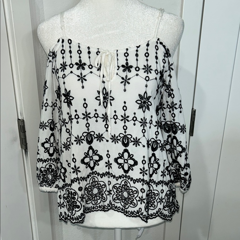 Devlin Woman’s  Black and White Floral Top embroidered eyelet Boho summer